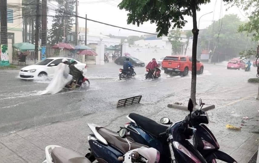 Nguy cơ mất an toàn giao thông trong mùa mưa bão